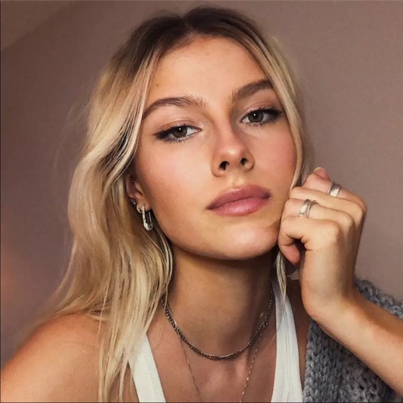 🆕 Safety Pin Rhinestone Earrings - Picture 4 of 7